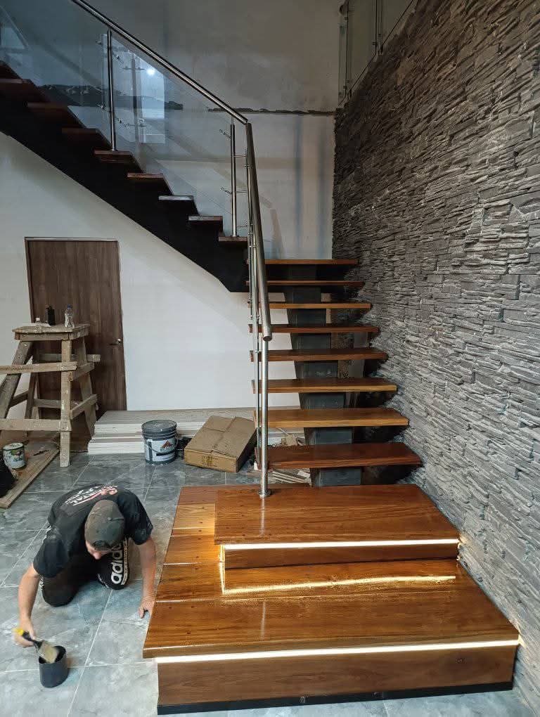 Escalera flotante en madera con barandal de vidrio · ArtMetal Medellín